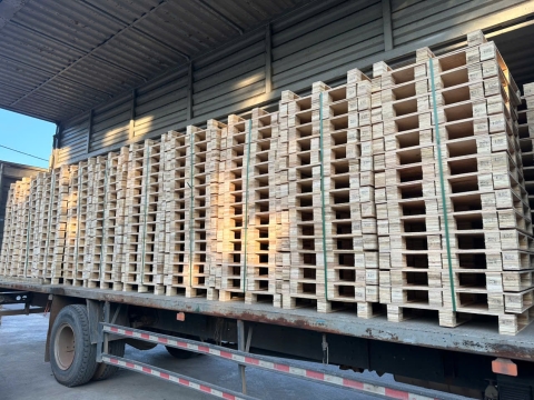 Hình ảnh vận chuyển pallet tới khách hàng