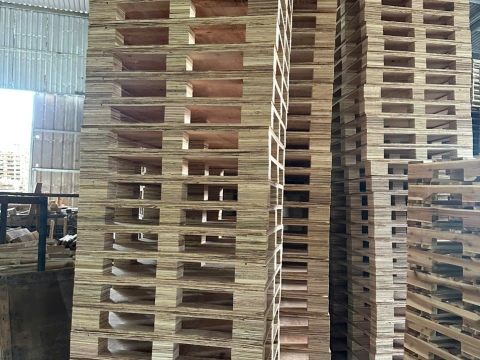 Hình ảnh vận chuyển pallet tới khách hàng